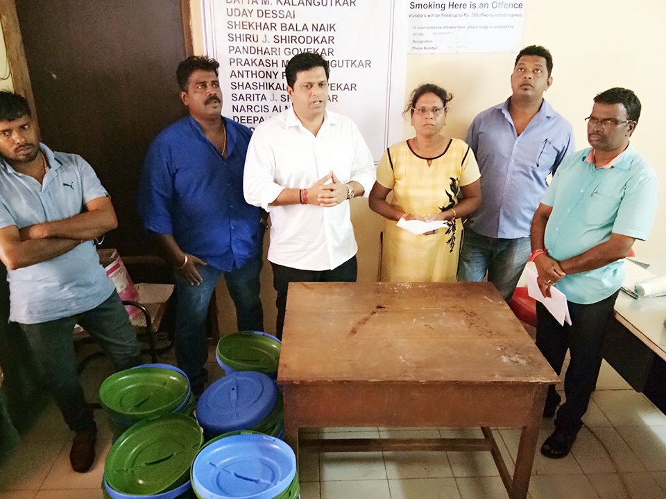 Jayeshvsal's tweet photo. Distributed wet&amp;dry waste bins to residents of Nerul along with Nerul Sarpanch Piedade Almeida &amp;ward members at Nerul Panchayat. Promotion of sustainable cleanliness practices can help us to build a #SobitGoem&amp; #NitolGoem. #NerulForward #SwachhataHiSeva #SwachhGoem https://t.co/9yMRI4xS6n