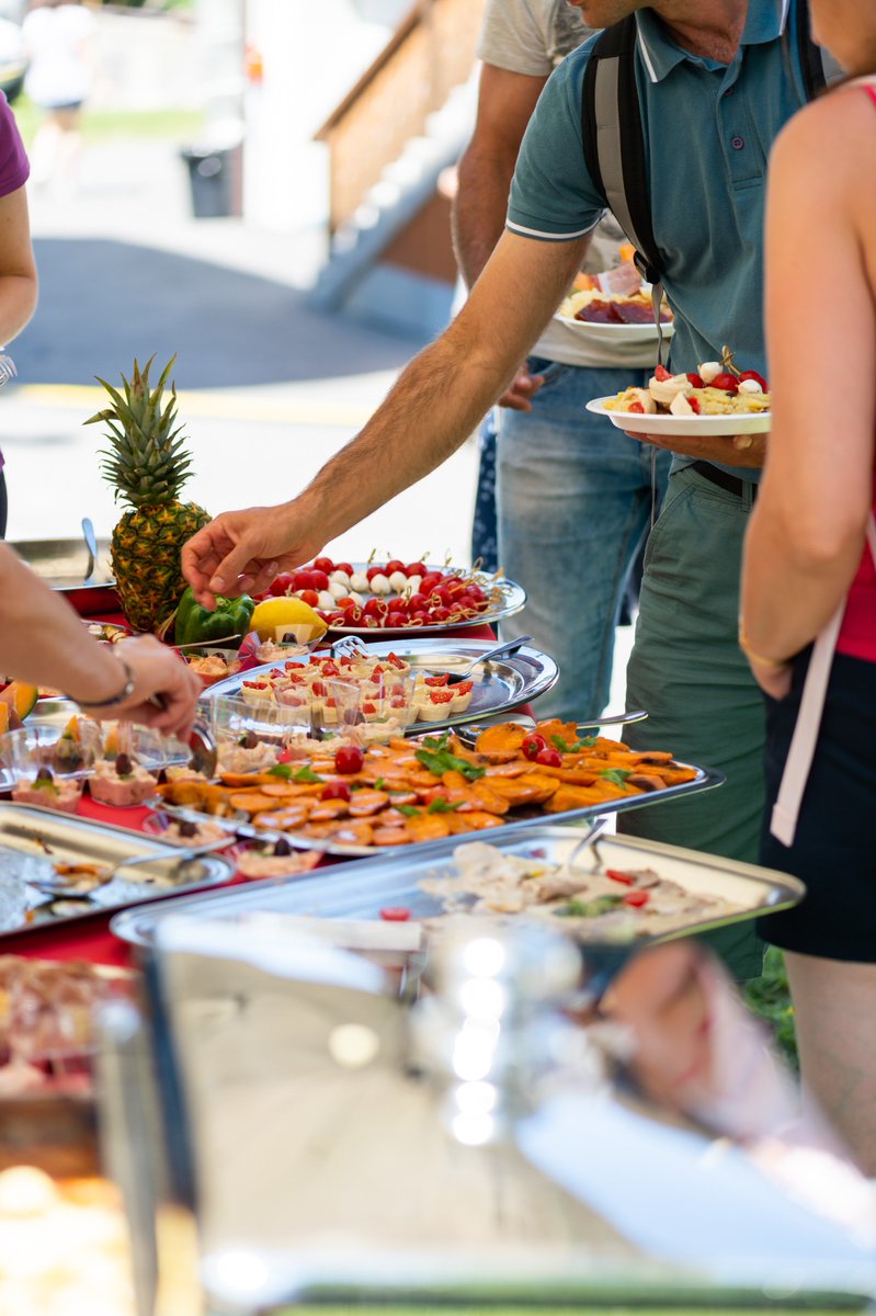 educalis_ch's tweet photo. À la Fête des promotions de l'Ecole #Vivalys, tous les parents et les enfants se sont ensuite retrouvés autour d'un buffet, d'une grillade et d'une bonne raclette pour fêter ensemble la fin de cette belle année scolaire #educalis #avdep https://t.co/YBlNLx7QfC
