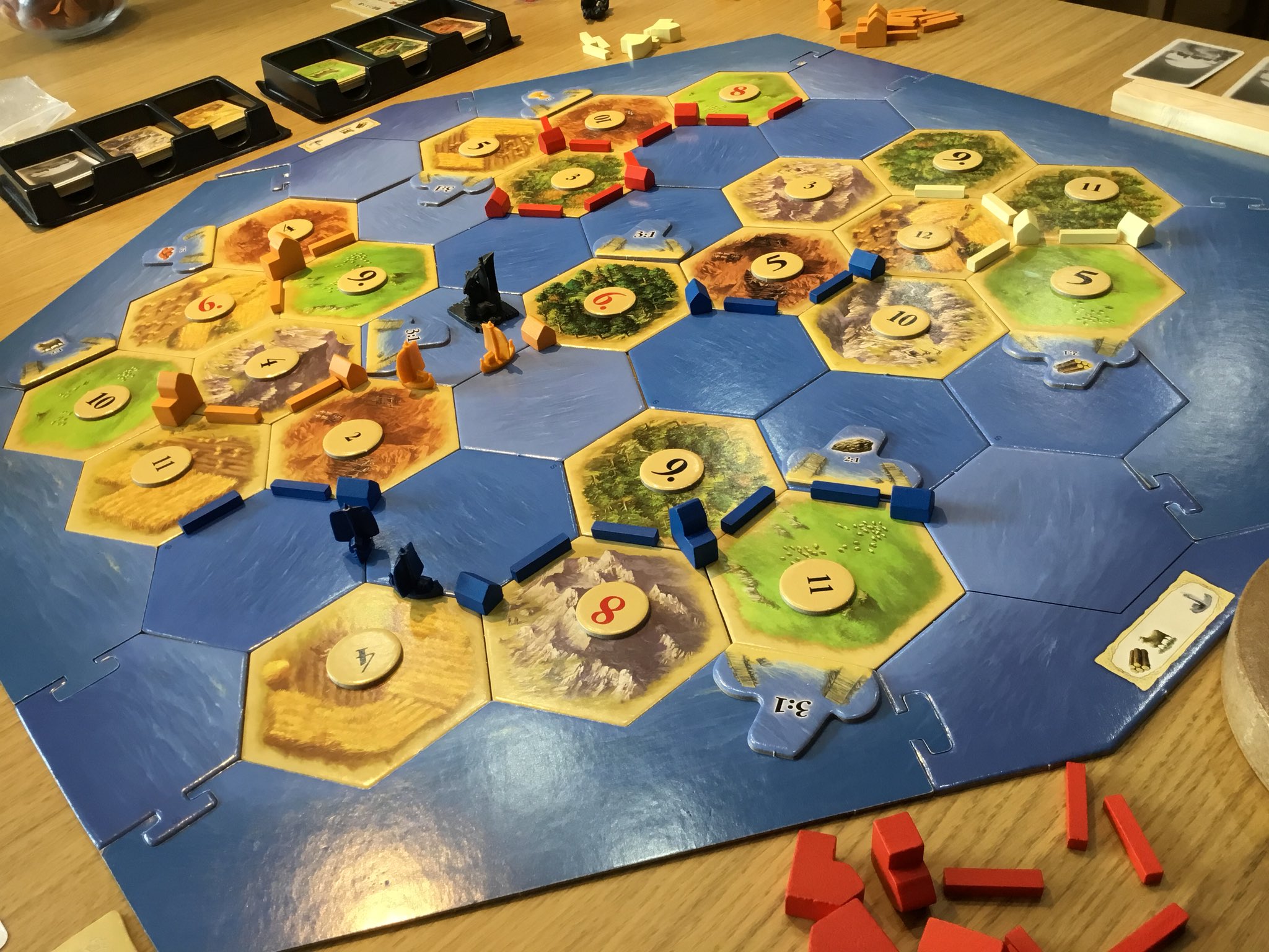 ボードゲームカフェ クアスタ Quasta カタン に 航海者 の拡張 セットを入れると 木と羊で船を作って海に漕ぎ出せるようになります 基本ルールはそのままに 盗賊と海賊の違いや マップ シナリオ 固有の勝利点の発生など 新要素によって新しい戦略