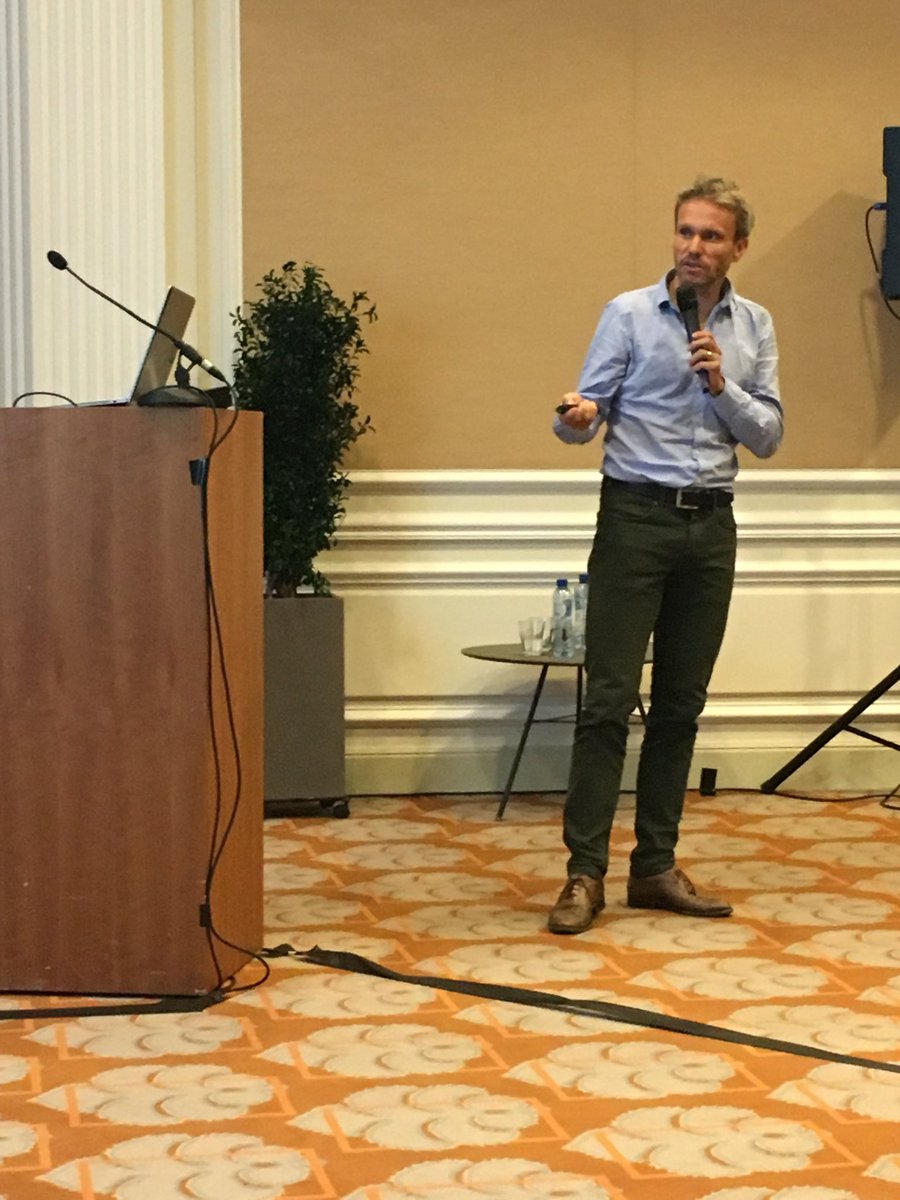 Prof Lode Godderis in an interactive talk on burnout. At the same time activating the audience!