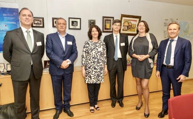 Les Directeurs Généraux des principaux distributeurs européens de #gaz ont rencontré à Bruxelles <a href="/Bulc_EU/">Violeta Bulc</a>, Commissaire européenne <a href="/Transport_EU/">EU Transport</a>, afin de présenter les bénéfices du #GazNaturel et #GazRenouvelable dans le processus de décarbonation des #transports en Europe. #GD4S