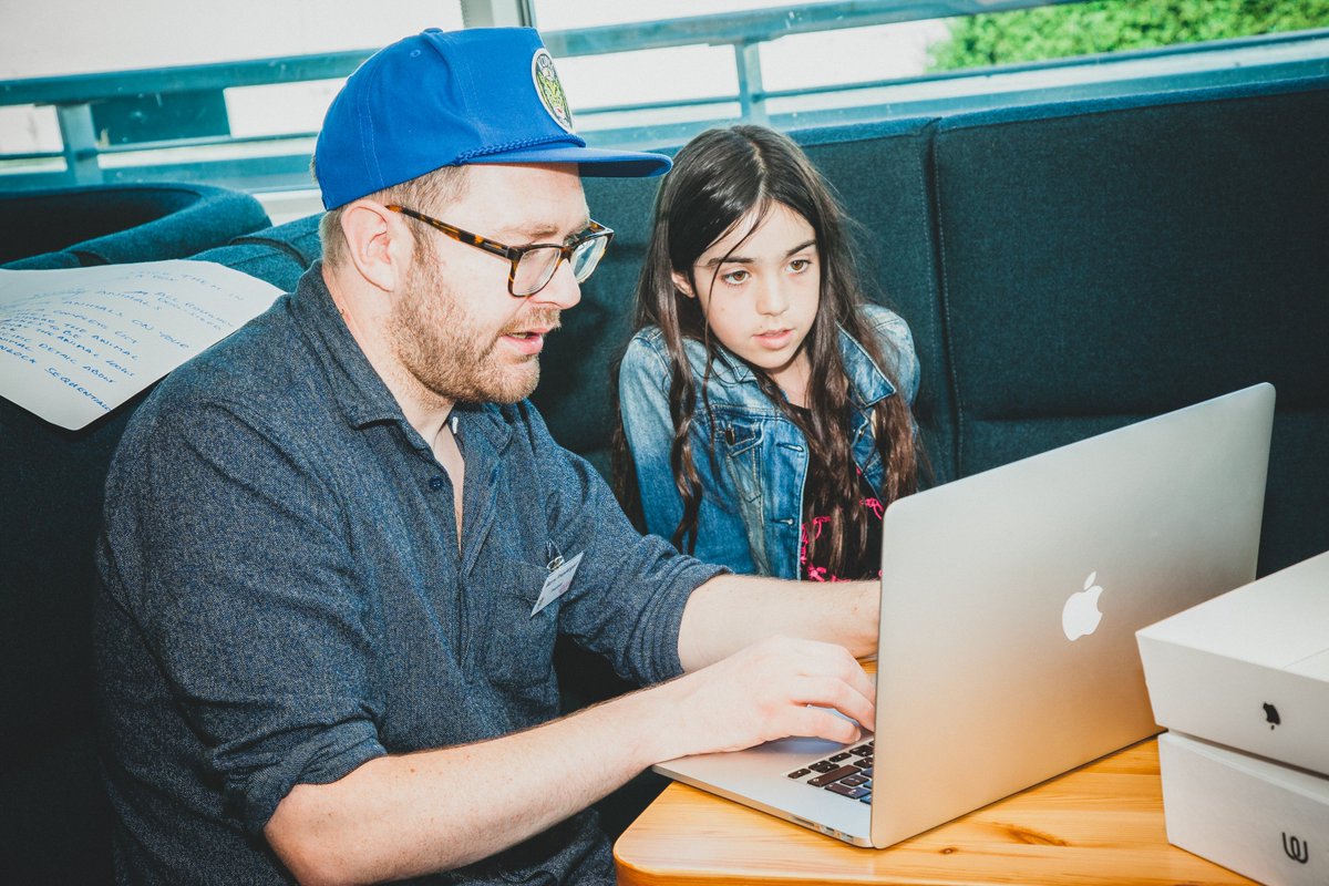 _Playingfield_'s tweet image. Isis schooling @render_ghost on UI design 😍