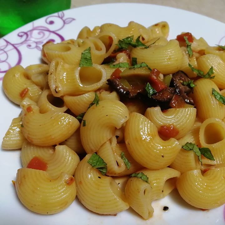 giangio87's tweet photo. #piperigate #barilla con #sugo fresco a base di #pomodoro #olive nere, verdi e #mentuccia locale https://t.co/0wg8sDfiJi