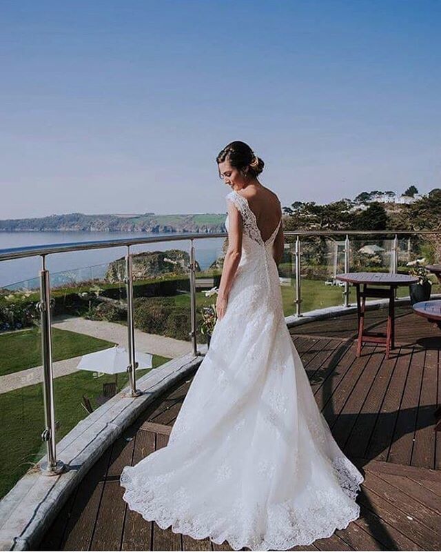 CarlyonBayHotel's tweet photo. A beautiful shot by @ariannafentonphotography π· of a gorgeous bride at the Carlyon Bay Hotel taken on our balcony. ππ© #CornishBride #BridesUK #Wedding #LuxuryHotel #Bride #WeddingDress #SeaView #CornishCoast #BrendHotels #CarlyonBay #CarlyonCaptured β¦ https://t.co/bQBKhWihoS https://t.co/iGcfWys4rr