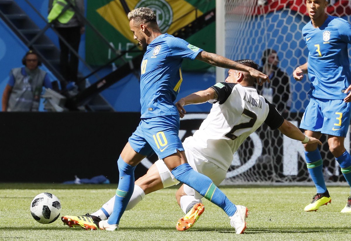 El_Universal_Mx's tweet photo. #EnVivo Tras revisión del VAR, el árbitro que no hay penal. Los ticos piden tarjeta para Neymar. #Bra 0-0 #Crc https://t.co/js6CEh9Pcm https://t.co/UbbNsFe5zN