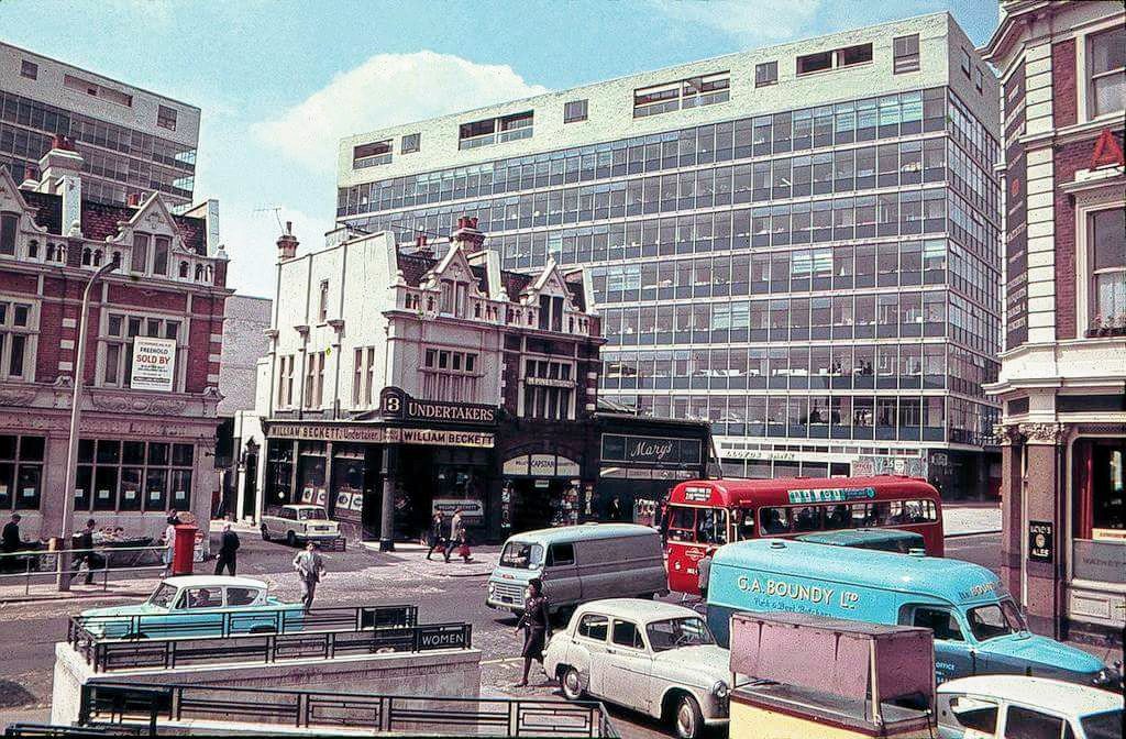 Smo180's tweet photo. Brilliant photo of Archway. Early 60s probably, pre Archway Tower. #Archway #N19 https://t.co/LDRokKAhpX
