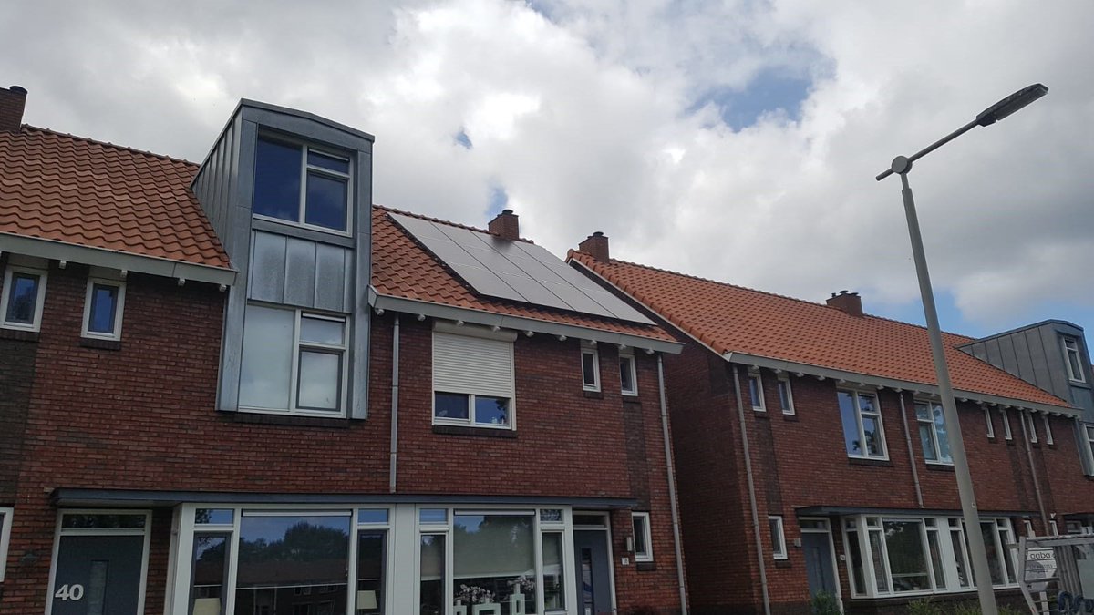 NovaVolt's tweet photo. Mooie montage afgerond in Arnhem. Ook al schijnt de 🌞 niet altijd in Nederland, toch wekken de panelen ook bij een minder zonnige dag stroom op. https://t.co/GWxwxVMq3V https://t.co/0eSS8xkjSQ