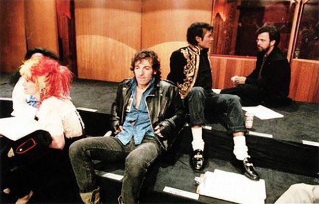 Thisisnotporn's tweet photo. Cyndi Lauper, Bruce Springsteen, Michael Jackson and Billy Joel taking a break during the recording of We Are the World. https://t.co/84FW4RXEjE