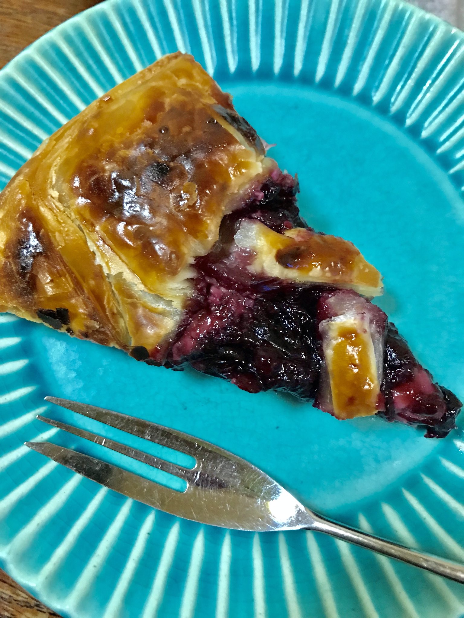 ダンゴムシだんぞう チェリーパイを焼きました 冷凍パイシート使用 生アメチェリーと冷凍アメチェリーをジャムにして 下にクリームチーズ入れてます 見た目が変すぎるのは 許して下さい T Co Wicrmla1li Twitter