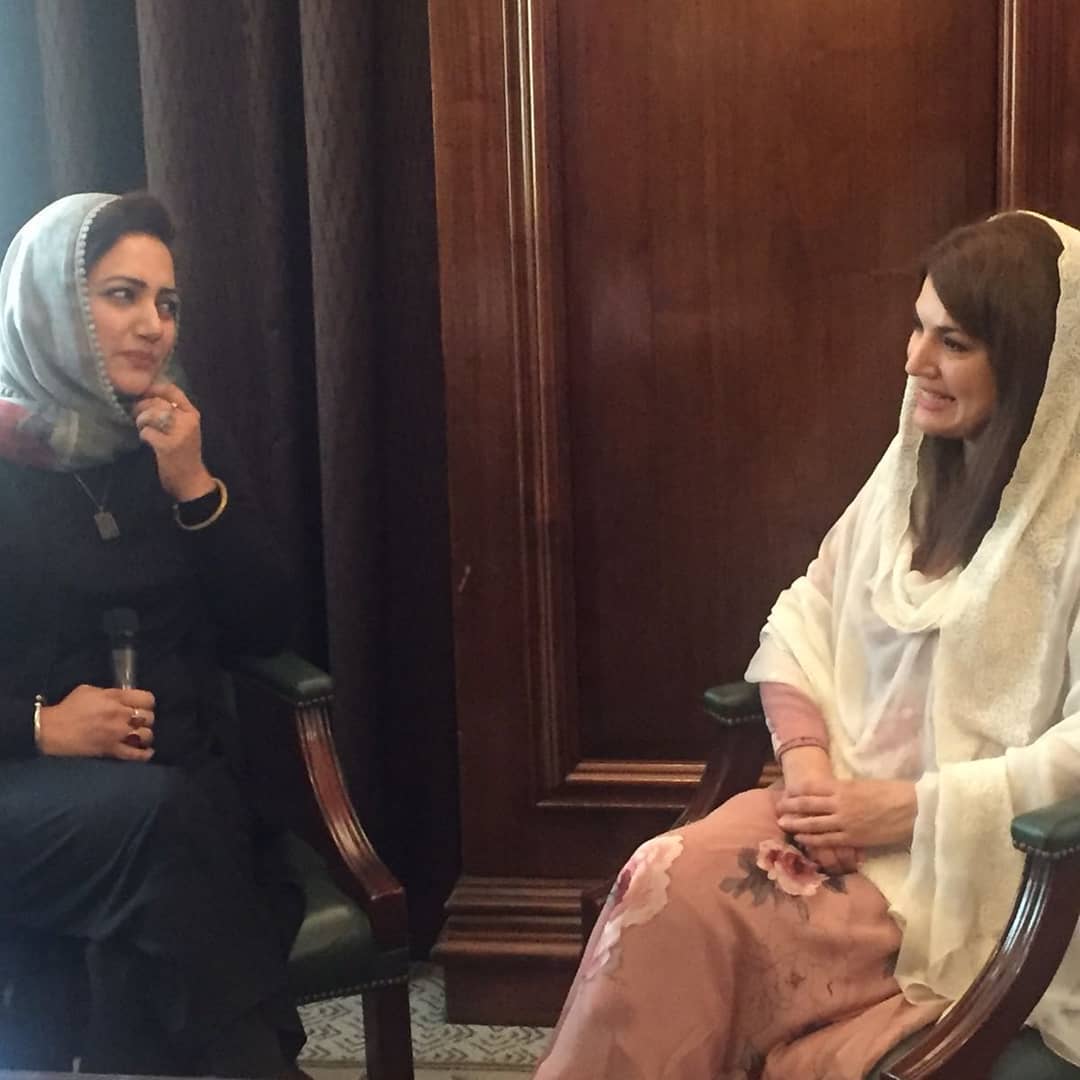 ShowbizAndNewz's tweet photo. @asmashirazi interviewing @RehamKhan1
#Reham #RehamKhan #RehamKhanAutobiography #RehamLeaks #rehamkhanbook https://t.co/1MP5xfsGps