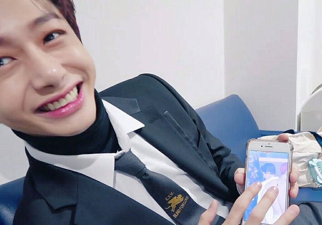 hyungwonope's tweet photo. hyungwon proudly complimenting hyung line bodies but then he showed himself and laughed

😭😂 he's the cutest https://t.co/5EsDLrfe76
