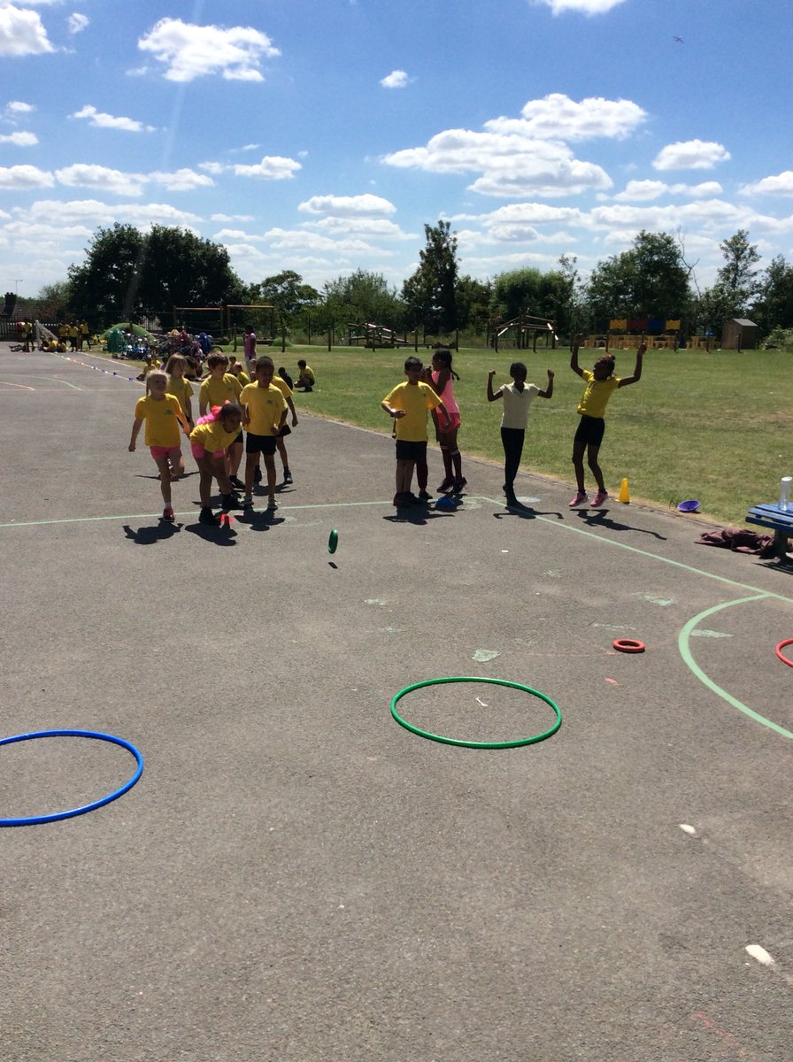 downsviewcroyy3's tweet photo. Year 3 have enjoyed a sports afternoon as part of our healthy schools week #DVPSTweets #healthyschoolsweek #sports https://t.co/UfTHfoLAeY
