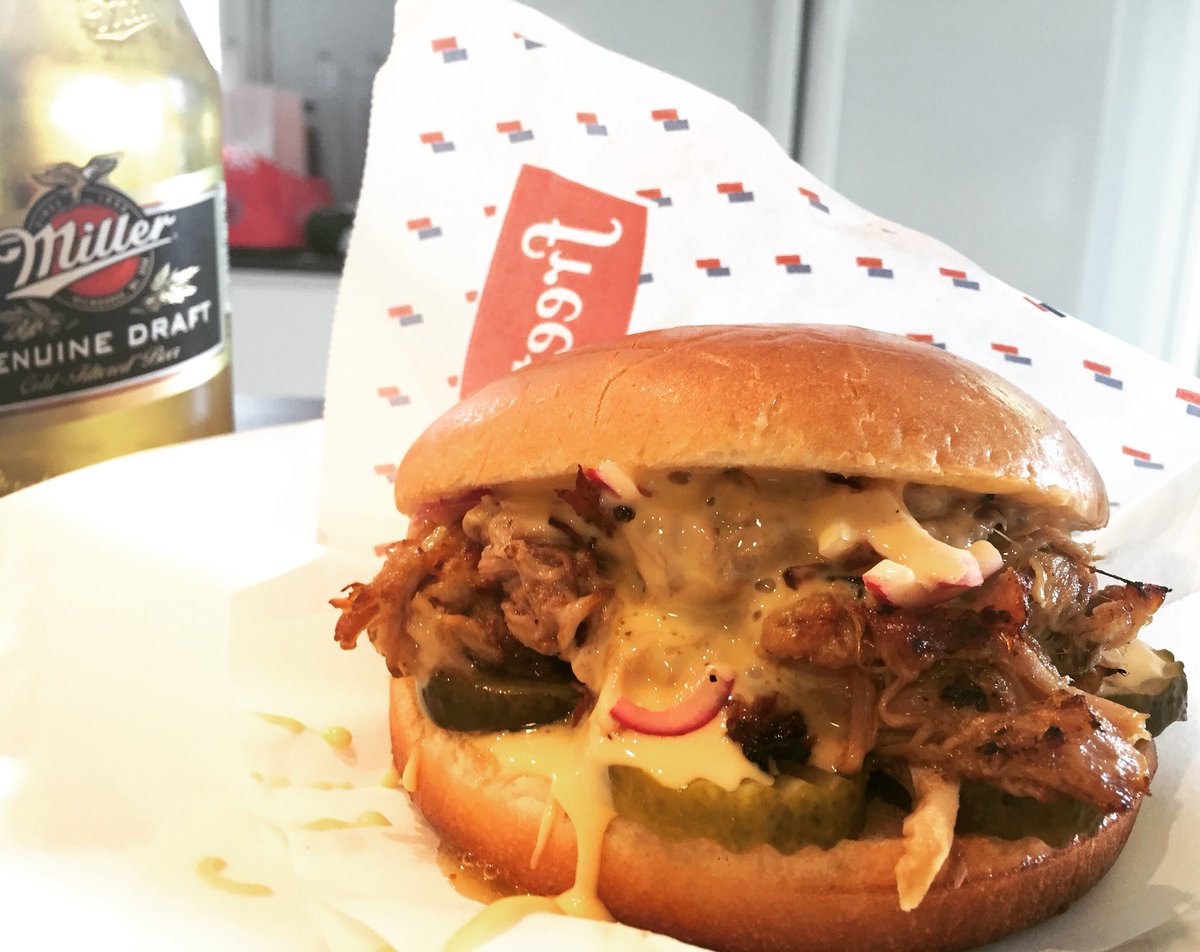 voitajasuolaa's tweet image. Siitä #herlevinhyvä #pulledporkburger 👌😋
#pulledpork #hampurilainen 
@VaasanSuomi #ruokablogi #voitajasuolaa #juhannus #ruokaa
