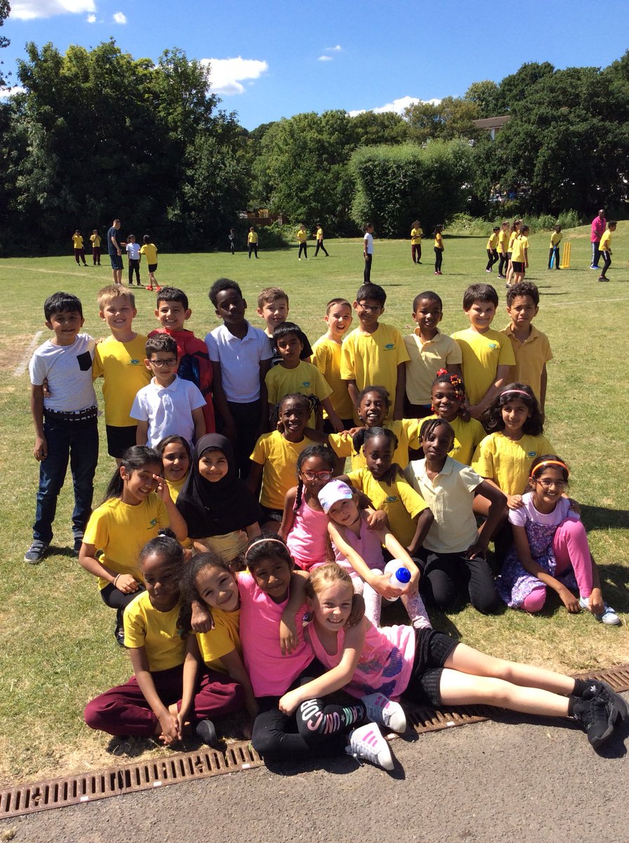 downsviewcroyy3's tweet photo. 3 Hamilton are the winners of our Year 3 games afternoon #healthyschoolsweek #DVPSTweets https://t.co/mmLlbea6ff