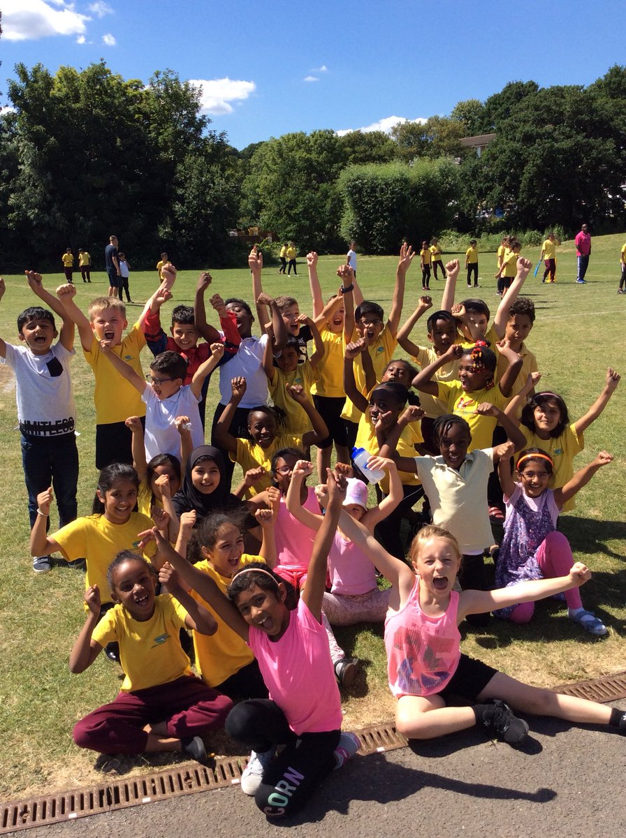 downsviewcroyy3's tweet photo. 3 Hamilton are the winners of our Year 3 games afternoon #healthyschoolsweek #DVPSTweets https://t.co/mmLlbea6ff