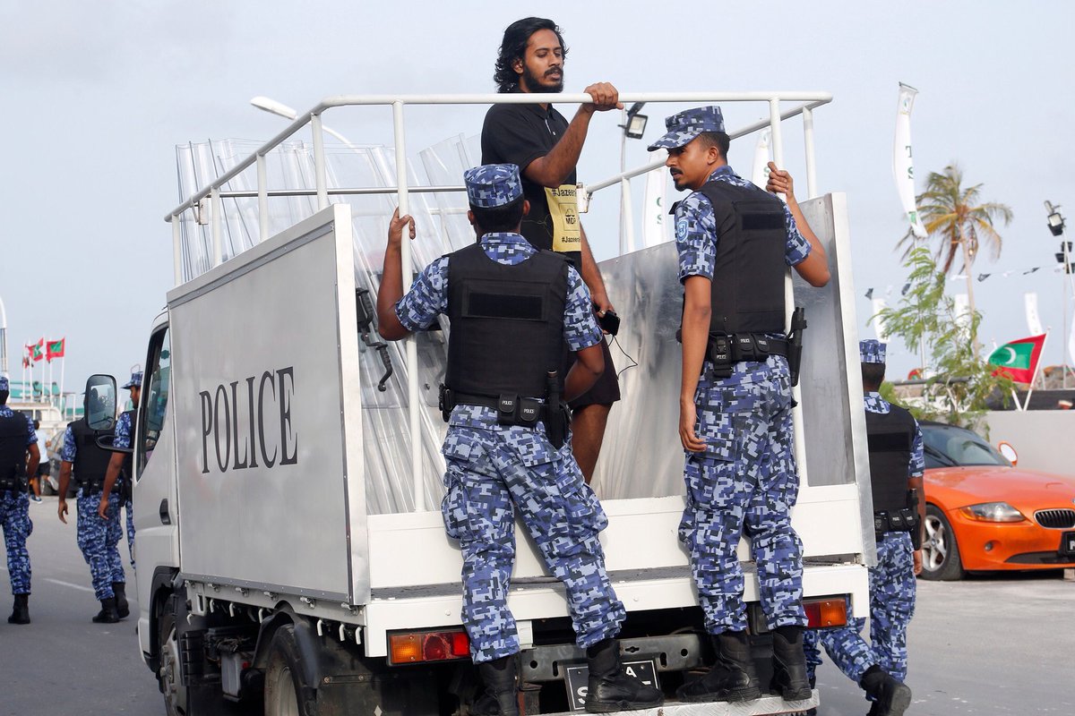 WaddeyAli's tweet photo. Police interrupts a run organized by @MDPYouth @MickailNaseem @Mrsays_ today.
#photojournalism @Raajje_tv @raajjemv #JazeeraRun #JazeeraRaees #Maldives https://t.co/XBWxVCBhG5