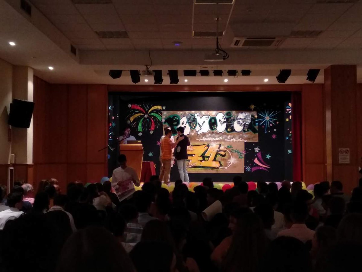 lasallesi's tweet photo. Acto de despedida de Secundaria de la #promo71 ¡Mucha suerte! https://t.co/OB6Pg6i20y