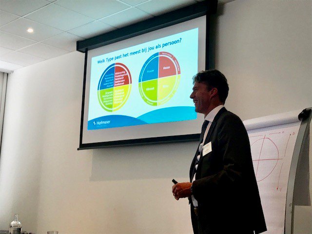 HofmeierGroep's tweet photo. Wij kijken terug op een geslaagde Controllersdag 2018! Met 40 gemotiveerde deelnemers aan de workshop, die hun kleur ontdekten! #cmdag2018 #Hofmeiergroep https://t.co/Hs1CRUKA9Z https://t.co/ETdefnr1Bd