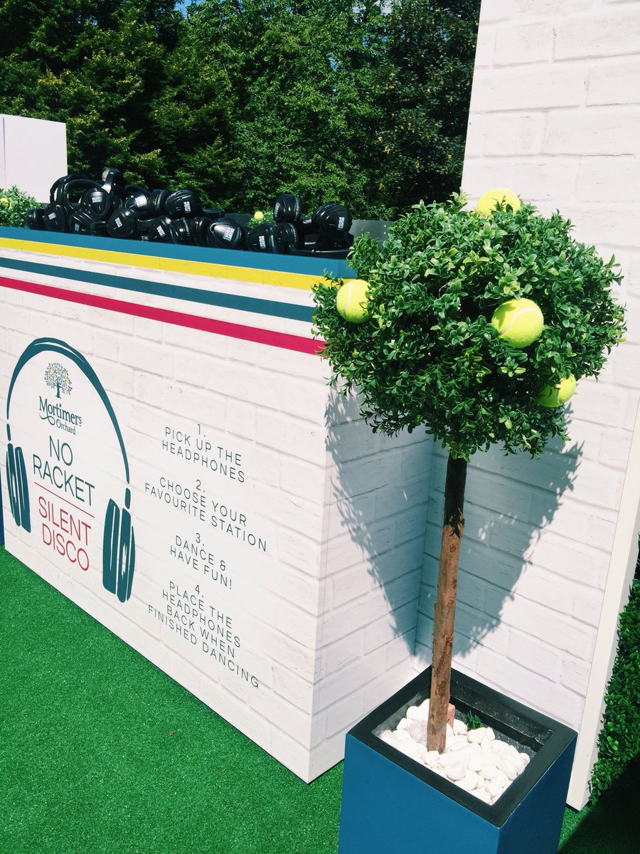 MortimersOrch's tweet photo. Breaks in between tennis matches call for a silent disco boogie in our cider bar @QueensTennis #officialcider #noracket #silentdisco https://t.co/bTtLgS4ged