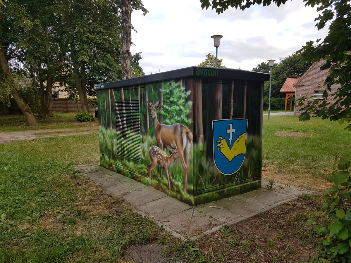 CoraLandshuter's tweet photo. Gefährlicher #Wildwechsel jetzt neu in #Drögenbostel #Visselhövede #Trafokunst https://t.co/1zoJs6Q5ek