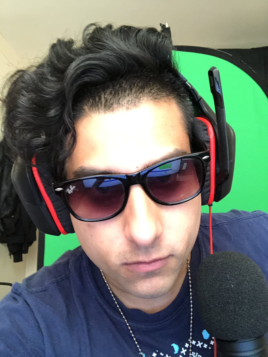 Moby_Dee's tweet photo. face make up and pink hair donation goal come https://t.co/0Ska6ftZfP #makeup #livestream #brown #RealmRoyale https://t.co/9CLlHBHj0f
