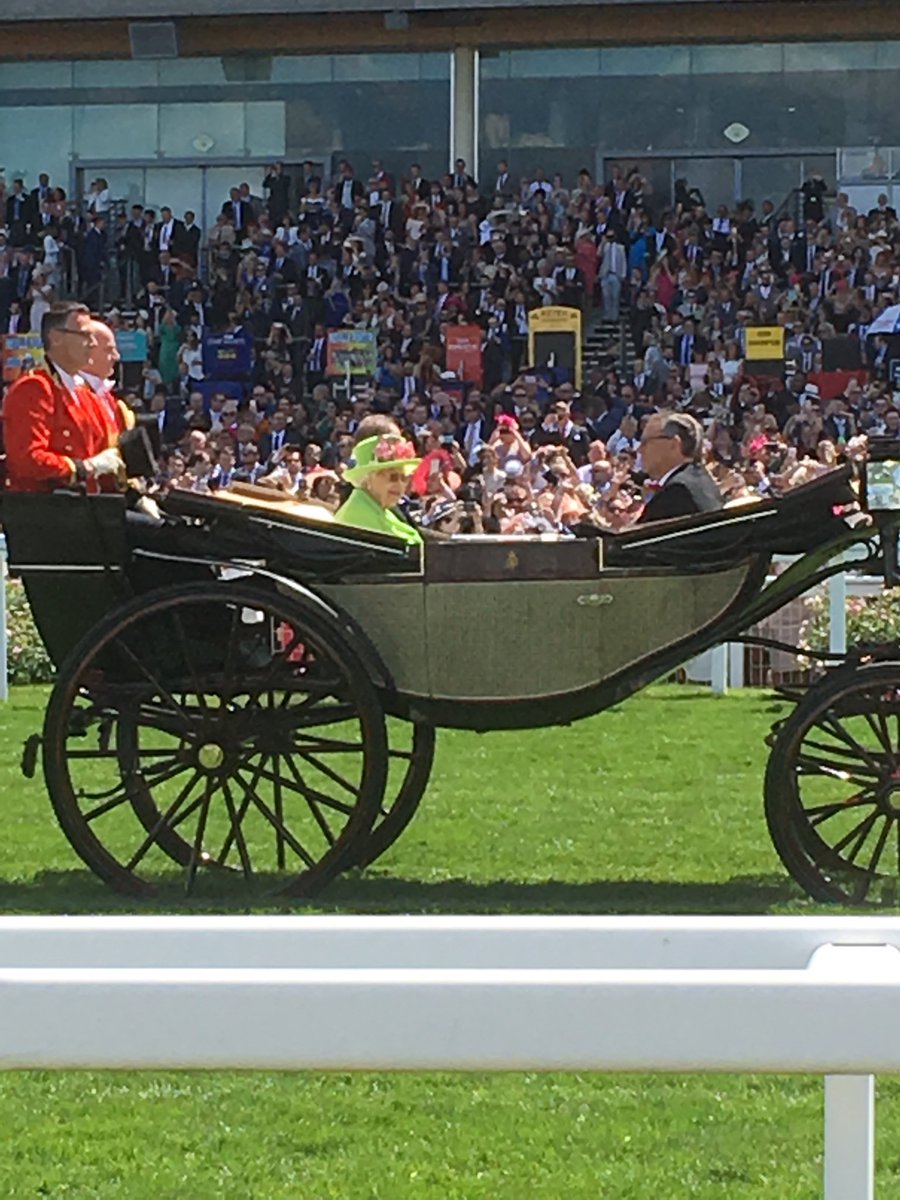 jesselfarms's tweet photo. Itโs hot at Ascot, so is the racing !! #enjoyingfriday https://t.co/afbasyayrX