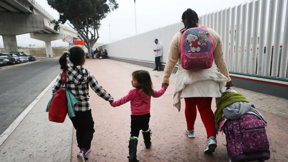 YahooNews's tweet image. Hundreds of separated migrant families reunited yhoo.it/2yv0SqZ