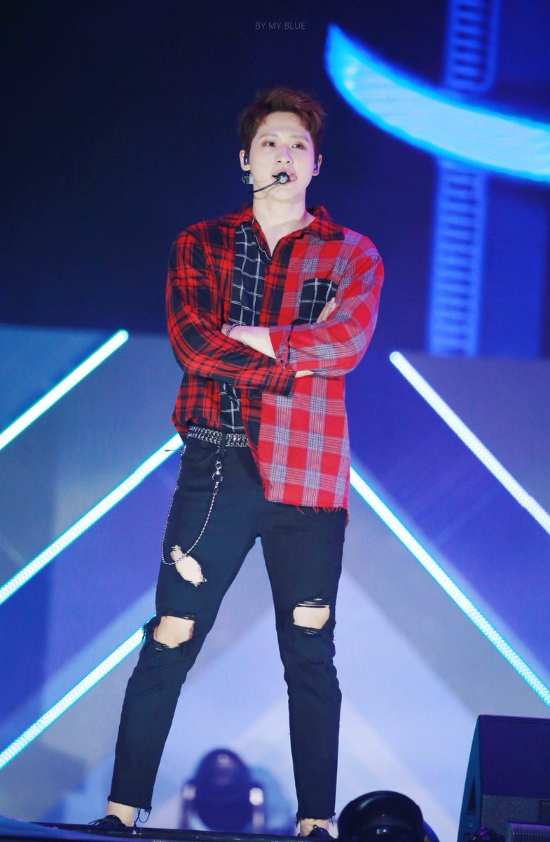 bymyblue's tweet photo. 180622 :: 롯데 패밀리 콘서트
#신우 #CNU #B1A4

💙😋💙 https://t.co/rD8RqAWDQS