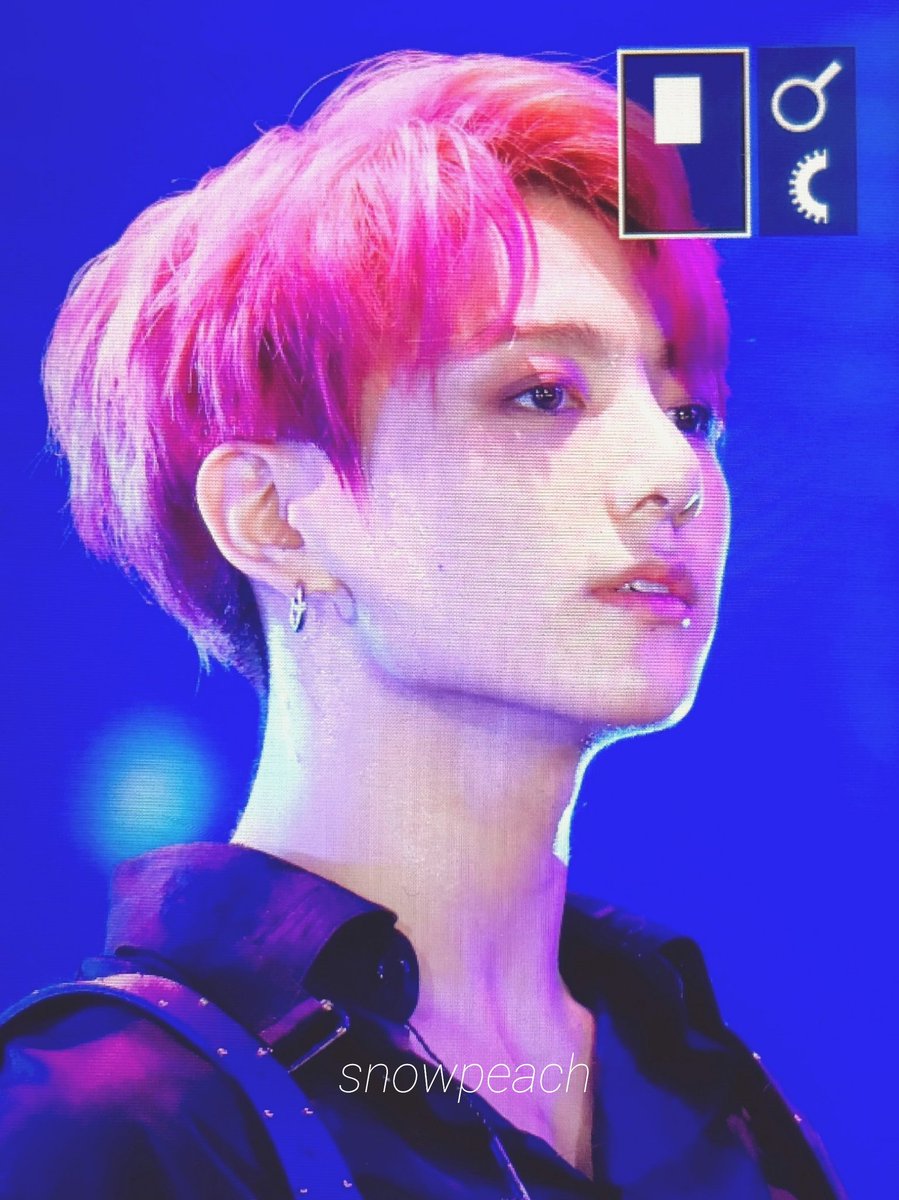 JUNGKOOKcokr's tweet photo. 180622 태양신 #정국 @BTS_twt https://t.co/qmqNPzxB8e