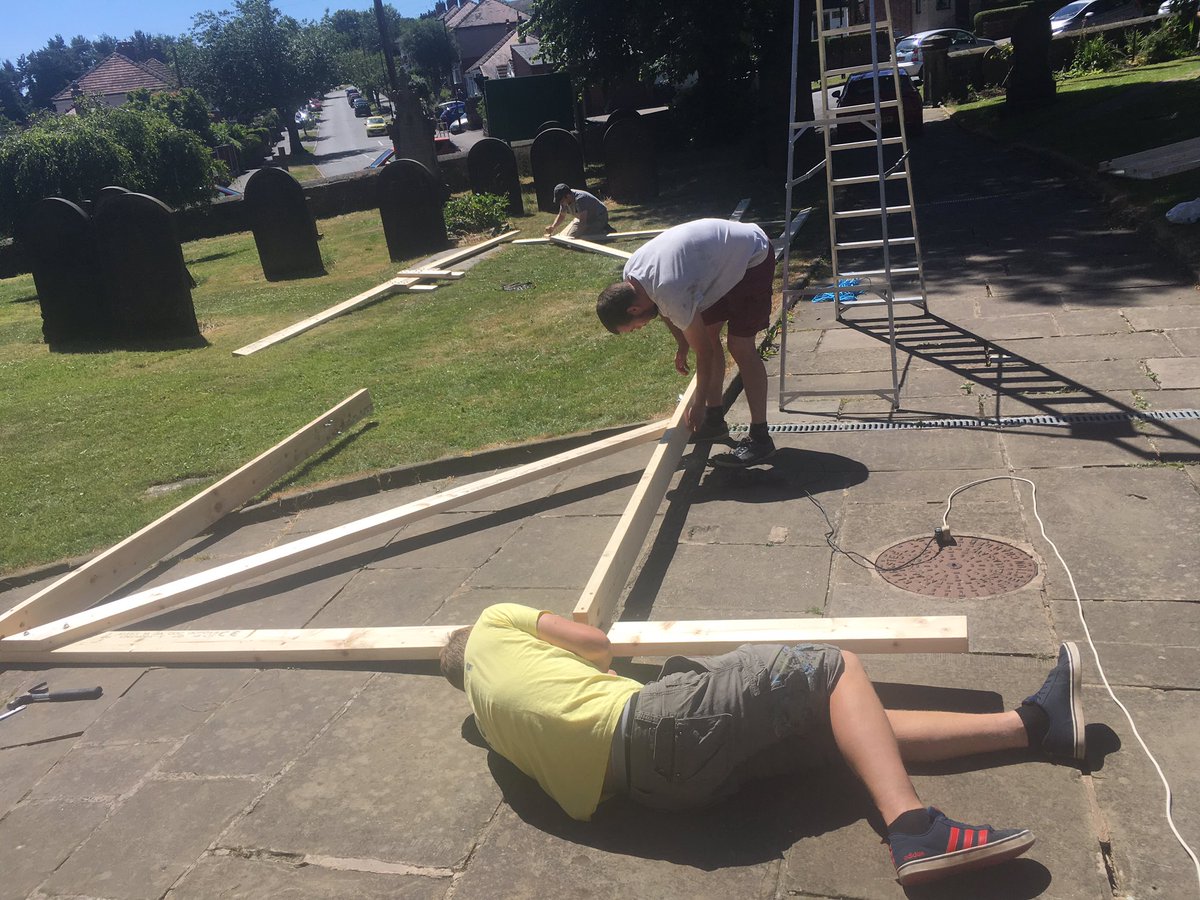 wadsleyart's tweet photo. 🎨🔨Getting all set up for this weekend!! 🔨🎨
#maze #stage #flags #art https://t.co/qLvvwFK1dZ