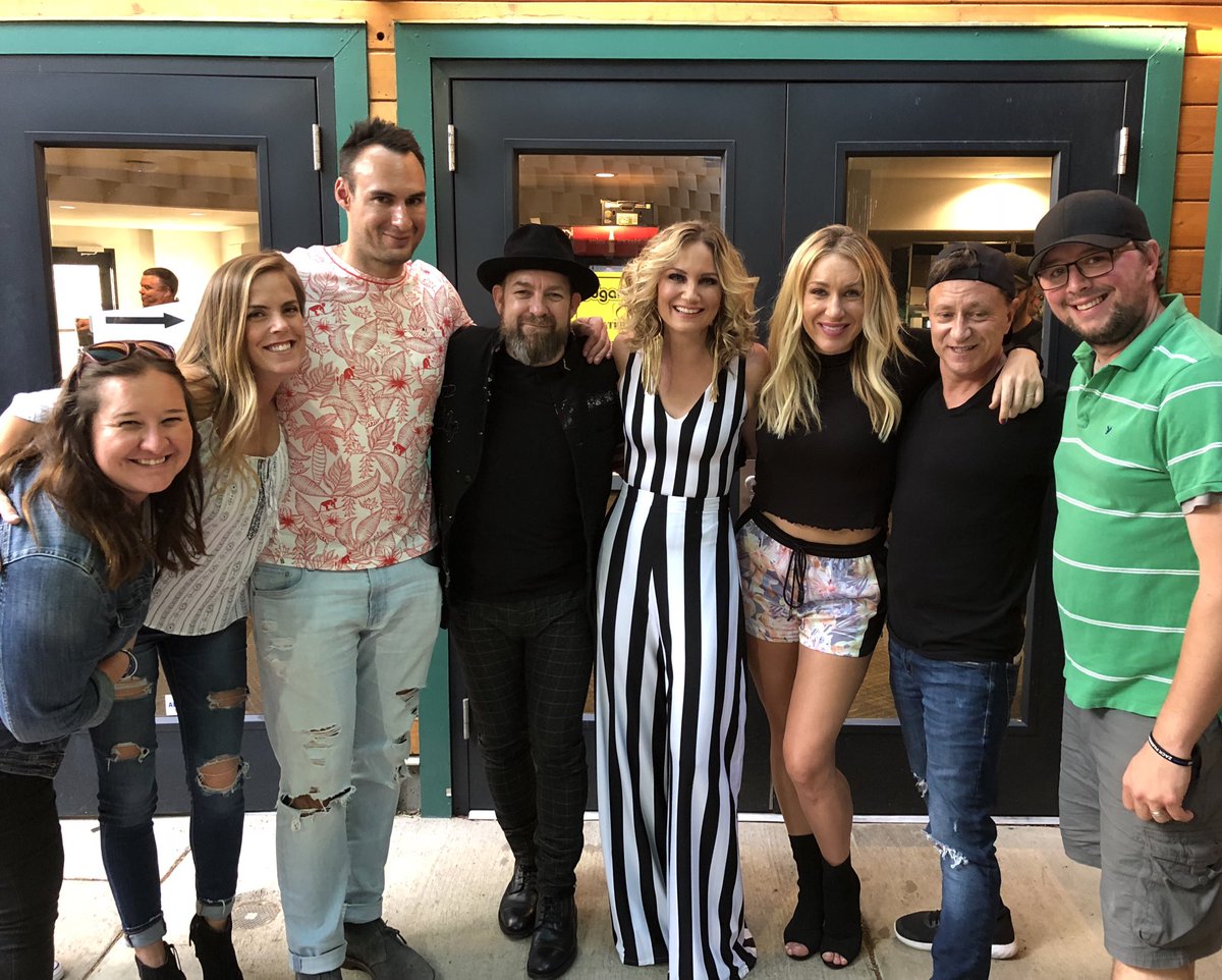 JackieStevens's tweet photo. One helluva dance party in Denver last night with these humans 💖 https://t.co/vDDkFsmQMv