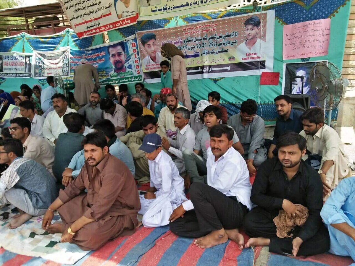 SBujlani's tweet photo. Enforced disappearances Against protests hunger strikes on larkana #SIndh #JSMM جسمم چئیرمین شفیع برفت کی جانب سے جساف جسمم  کے وفد نے جبری گم شدگیوں کے خلاف لاڑکانہ میں بوکھ ہڑتال کئیمپ پر بیٹھی سندھ کی بیٹیوں کو اجرک پہنائے اور شرکت کی 
#SaveMissingPersonsOfSindh@shafiburfat https://t.co/SoSUTDxViN