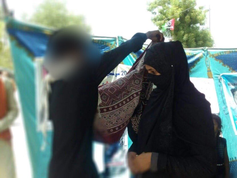 SBujlani's tweet photo. Enforced disappearances Against protests hunger strikes on larkana #SIndh #JSMM جسمم چئیرمین شفیع برفت کی جانب سے جساف جسمم  کے وفد نے جبری گم شدگیوں کے خلاف لاڑکانہ میں بوکھ ہڑتال کئیمپ پر بیٹھی سندھ کی بیٹیوں کو اجرک پہنائے اور شرکت کی 
#SaveMissingPersonsOfSindh@shafiburfat https://t.co/SoSUTDxViN