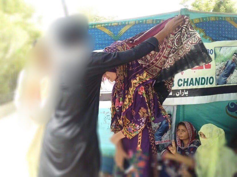 SBujlani's tweet photo. Enforced disappearances Against protests hunger strikes on larkana #SIndh #JSMM جسمم چئیرمین شفیع برفت کی جانب سے جساف جسمم  کے وفد نے جبری گم شدگیوں کے خلاف لاڑکانہ میں بوکھ ہڑتال کئیمپ پر بیٹھی سندھ کی بیٹیوں کو اجرک پہنائے اور شرکت کی 
#SaveMissingPersonsOfSindh@shafiburfat https://t.co/SoSUTDxViN