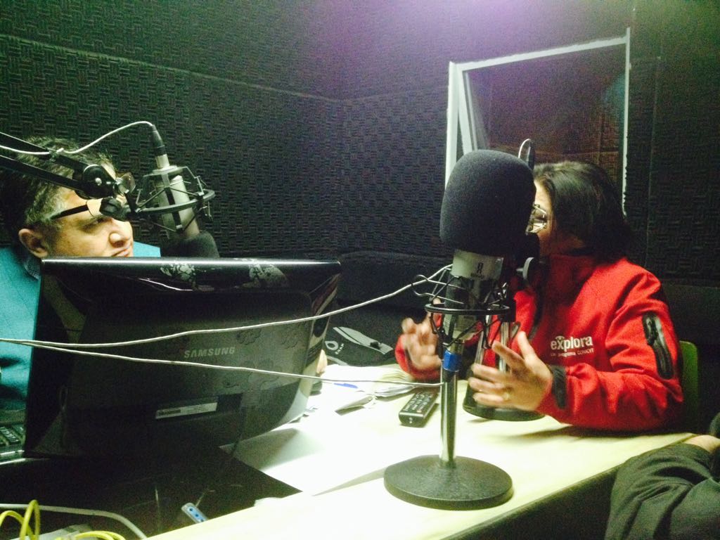 exploravalpo's tweet photo. Ahora @mcordovai de @twittcafechile junto a nuestra dire @Mabel_Keller en @RadioValparaiso #CulturaCientífica #Valparaíso #BuenViernes https://t.co/Y3kbapTs63