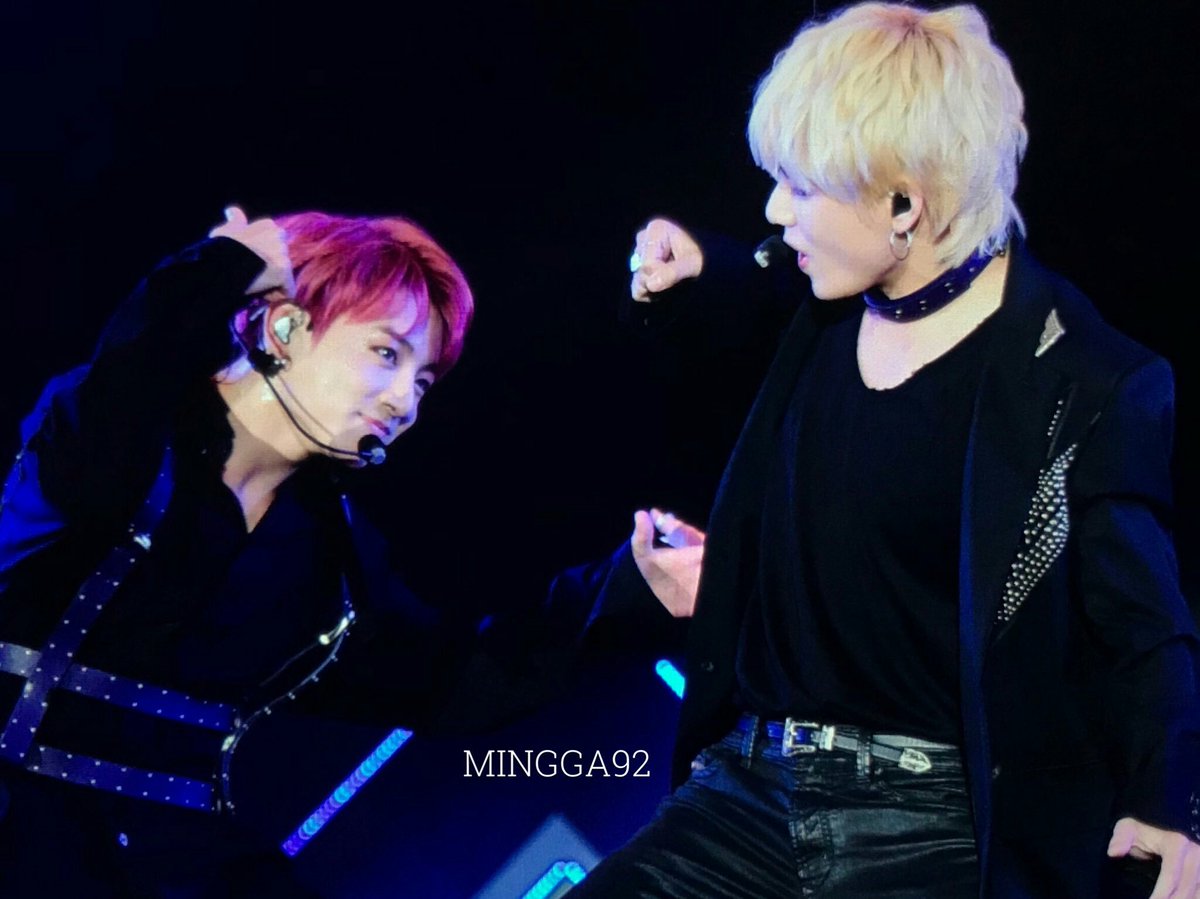 yeujhope's tweet photo. Vẫn hành động dễ thương đó! Ánh mắt của Kookie 💜💜💜 #vkook #V #JUNGKOOK #BTS #BTSxLotteFamilyConcert #KCAMexico @BTS_twt https://t.co/N09ikE7cLk