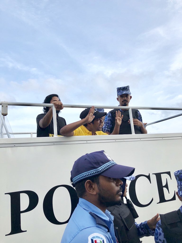 mrsays_'s tweet photo. #JazeeraRun FB Live Akun Cover Kuranikoh Kusha Kaa Nulaa Hayyaru kury. Vaanuaa ga Ai SO Fuluheh " Kaley Hama Mihaaru " Vehicel ah Araa" @PoliceMv in Mifaadah Muhaathab Nukuraa Nama Thimeehunge Vaahaka Smedia gai Aanmu Nukuraanan.
TO PROTECT AND SERVE. LOL!
#NUHUTTUVEYNE ! ☝️ https://t.co/L7IJAMRAFz