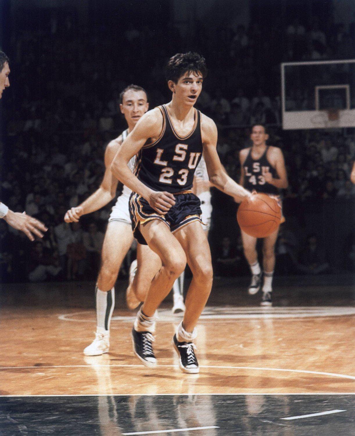 Happy birthday to the late, great Pete Maravich, born in 1947. Here he is with the LSU Tigers. 