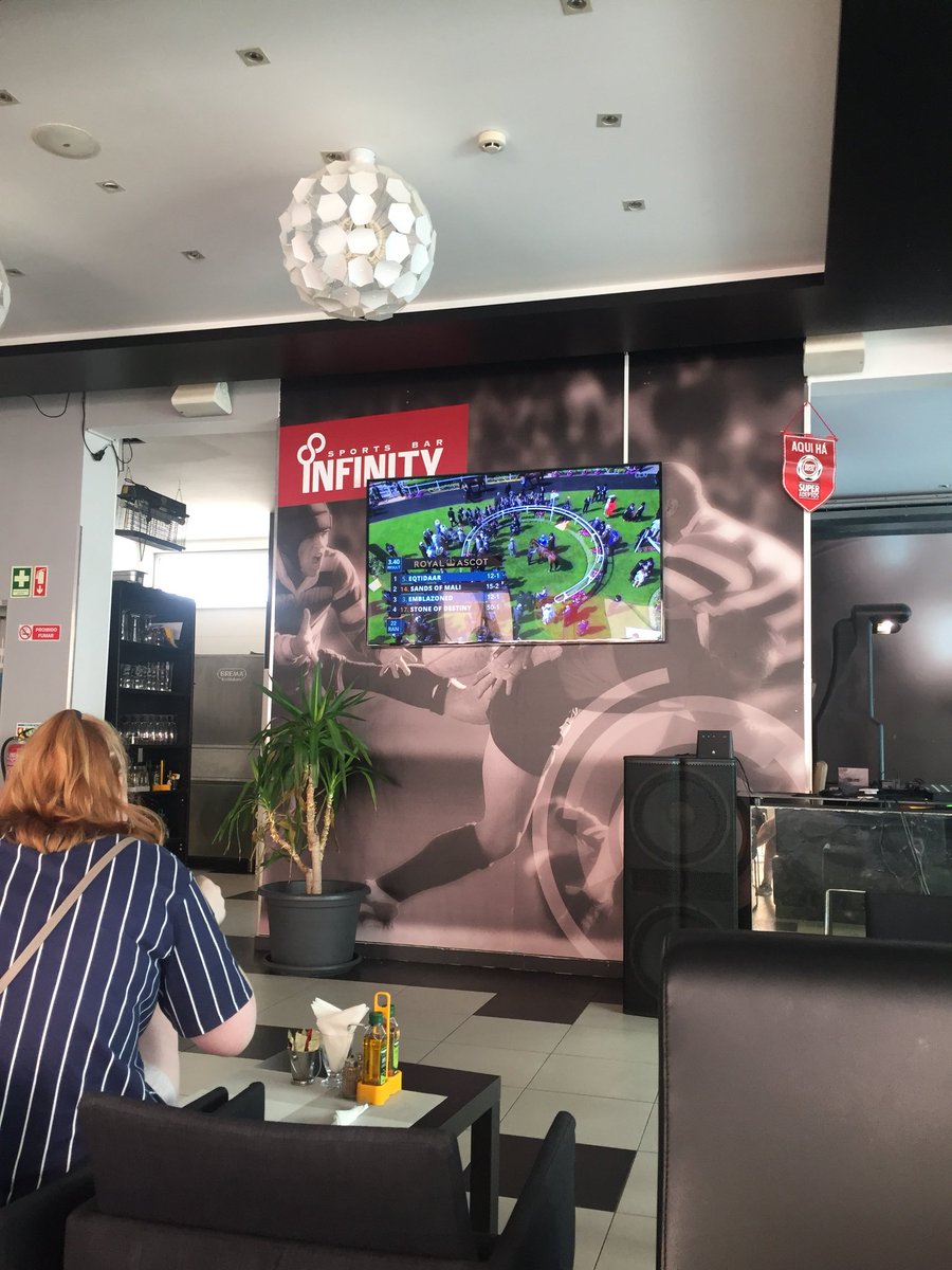 Albufeira Beðið eftir boltanum - Royal Ascot alveg að klárast 😊. Gerist aldrei neitt fyrsta korterið :) #hmruv