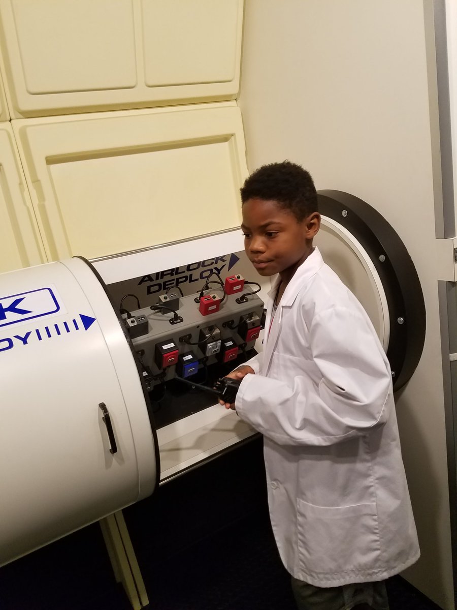 SherriSHarris's tweet photo. Students learning teamwork, collaboration, communication, decision making, math, science, and engineering @clclouisville @KYScience @OlmstedNorth
#jcpsdl #DeeperInstruction https://t.co/TppG6a9rXl