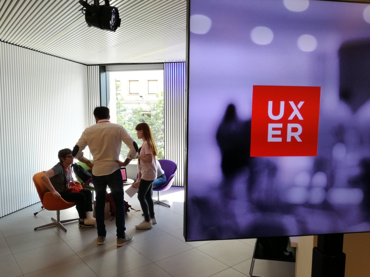 uxerschool's tweet photo. Todo preparado para nuestro #DEMODAY & #HIRINGSESSION de nuestro USER EXPERIENCE IMMERSIVE que celebramos en @MovistarCentre #Barcelona. Los alumnos afinan las presentaciones para ganarse la admiración de un público espectante 😎 #UX #UI #UXIMMERSIVE #UXERDAY https://t.co/Y7cpWJv7r1