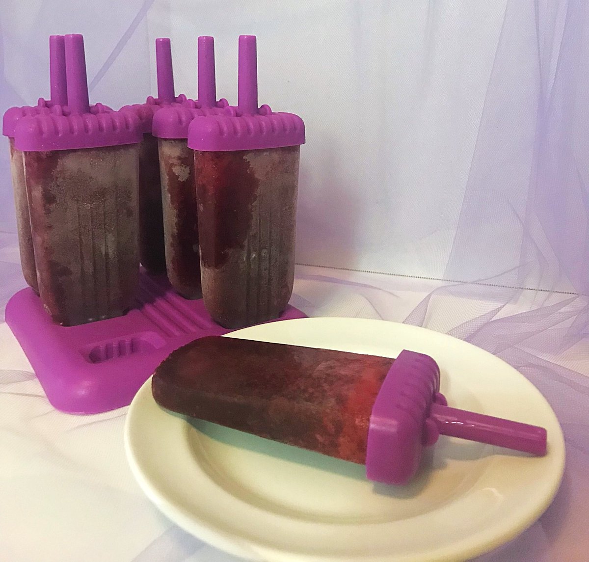 BottomlessVegan's tweet photo. It’s the first #freezerfriday of summer and I have 2 Ingredient Berry Pops new on the blog❤️💙💜 This will be my last blog recipe until August, but I will post yummy eats during my travels #newveganrecipe #veganblogger #plantbased #freezerpops https://t.co/1OmdcZwKRK