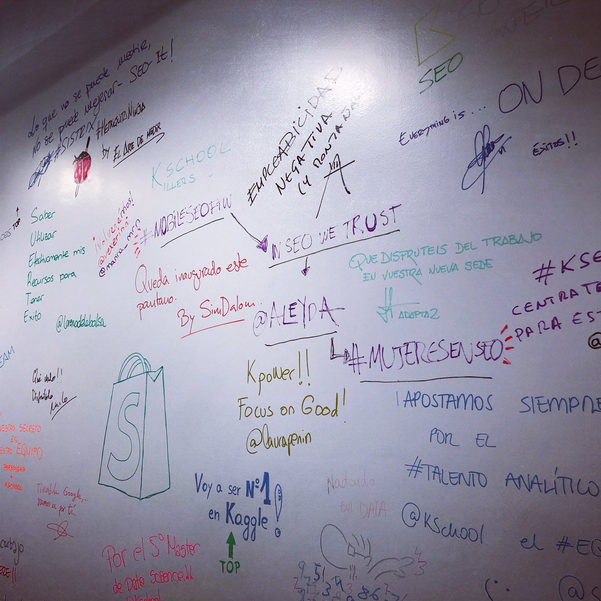 aleyda's tweet photo. Dando por inaugurada la pared de firmas de las nuevas oficinas de @KSchool 🙌🔥😬 #seoftw #mujeresenseo #ksearch https://t.co/2L77qm2Clf