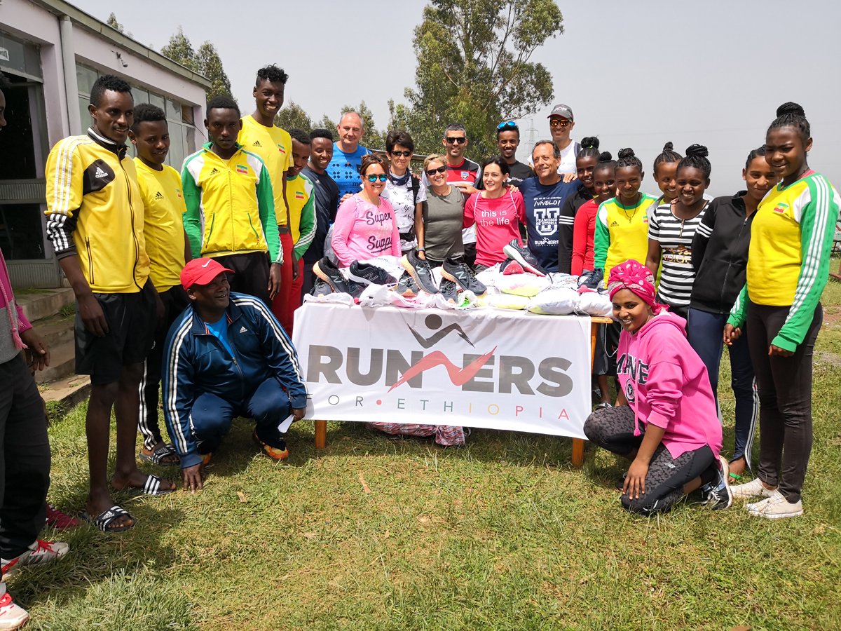 Donación de material en el centro de atletismo de Bekoji en Ethiopia, misión cumplida!!, material en mano de los corredores etíopes #gracias