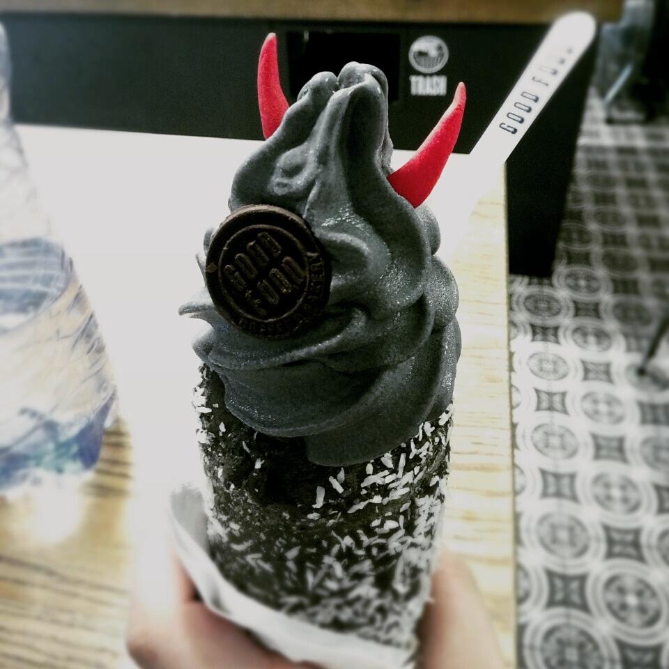 HelltynaK's tweet photo. Best icecream ever! #black #icecream #chimneydevil #Goodfood #metalasfuck https://t.co/oiAoC9DqxN