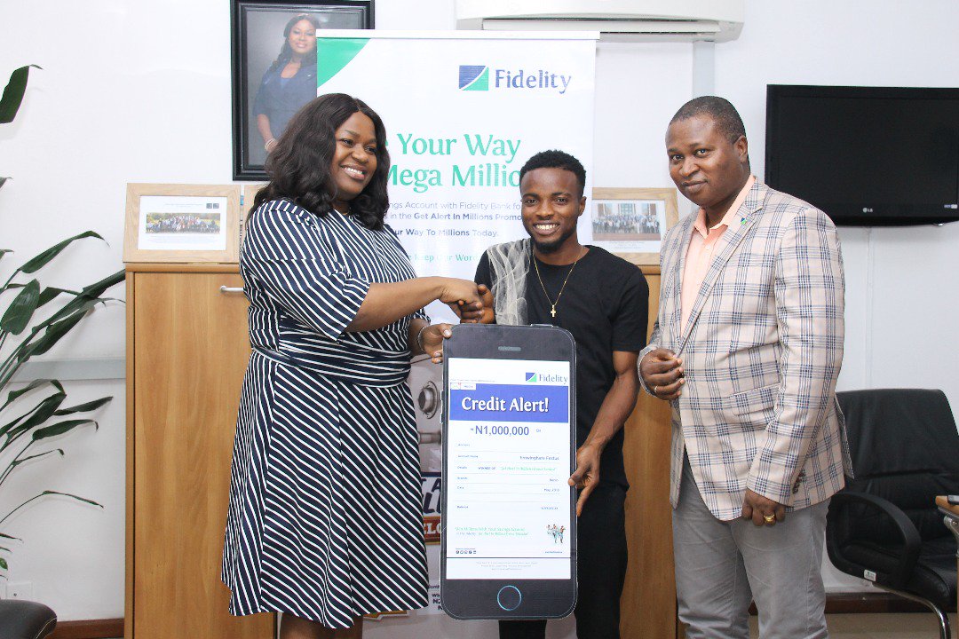 fidelitybankplc's tweet photo. Chijioke Ugochukwu Executive Director, ED, Shared Services &amp; Products, Fidelity Bank presenting the N1,000,000 grand prize to Festus Emwinghare (@itz_trillion) dance contest winner &amp; Richard Madiebo Divisional Head, Retail Bank Fidelity Bank.
#GaimReloaded #GetAlertinMillions https://t.co/cQizDhbGBi