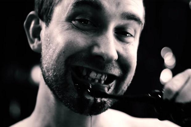 La rumeur, c'est sale. Le nouveau clip de <a href="/BRNSmusic/">BRNS</a> aussi focus.levif.be/culture/musiqu…