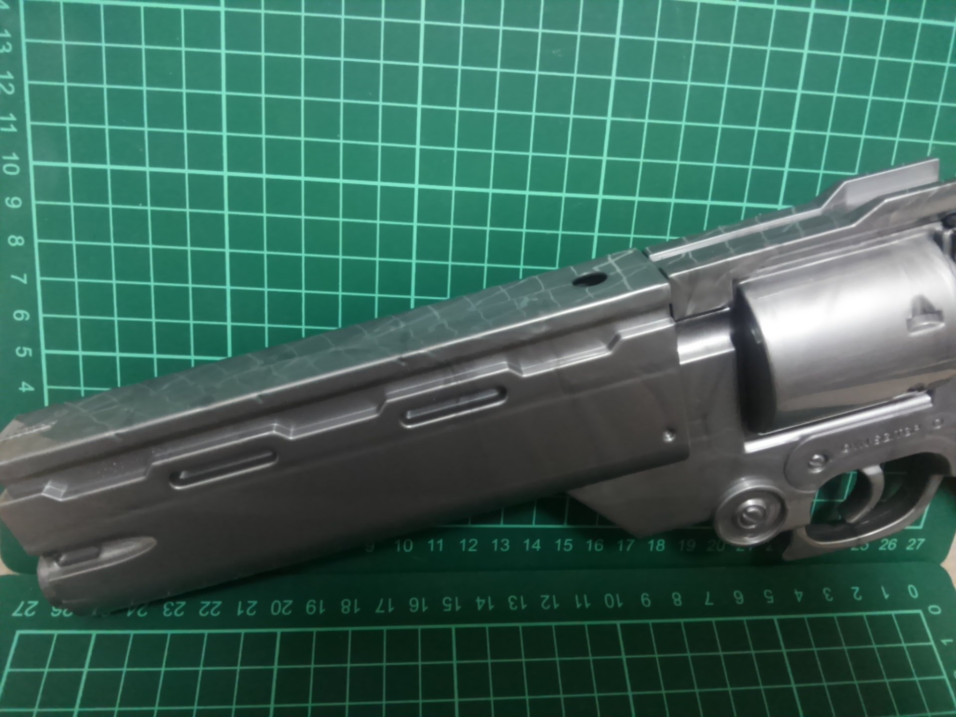 山口ツヨシ２８ バッシュの銃 その後曲面にプラパテすりこんで ４００番のスポンジヤスリで表面全体を磨く 仕上げに黒サフ吹いてキズチェック 明日はシルバーを吹いてみます トライガン T Co R9ftmwlzla Twitter