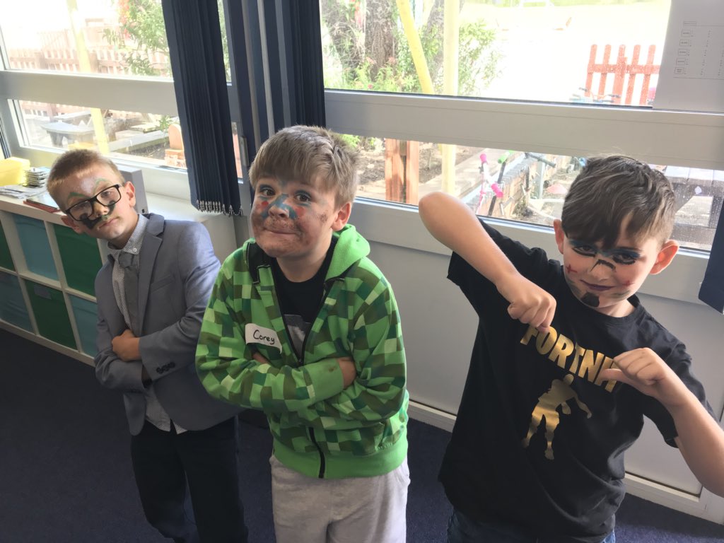 ysgolbrynhedydd's tweet photo. #year4CE were let loose on theatrical makeup! 🙈💄💋@MagicLightProds #takeover #DIAIUTF https://t.co/Vc0nsJ8P91