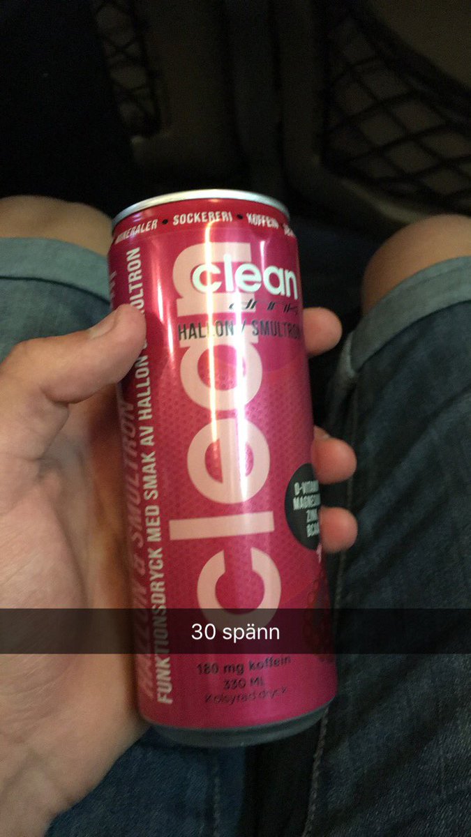 frexx123's tweet photo. Ikväll är det dags för fest. Det är fucking midsommar. Jag har spenderat hele jävla årslönen på flera flak med alkoholhaltiga drycker. Här har ni ett smakprov på vad jag köpt för olagliga drycker!!!! https://t.co/k9tuXytdIb